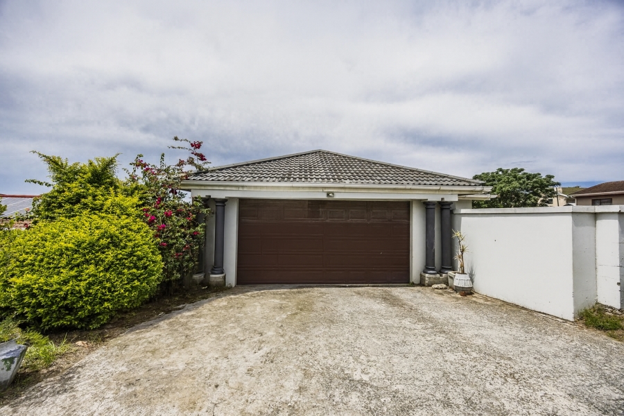 5 Bedroom Property for Sale in Beacon Bay North Eastern Cape